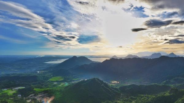 PUNCAK SEMPUR KARAWANG Dari ketinggian Puncak Sempur, mata dimanjakan oleh pemadangan alam yang indah. (FOTO: ISTIMEWA)