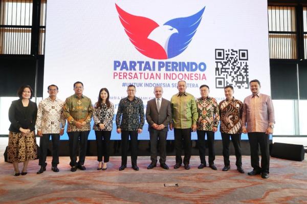 Ketua Umum Partai Perindo, Hary Tanoesoedibjo (kelima dari kiri), dan PM Palestina Mohammad Ibrahim Shtayyeh (kelima dari kanan), bersama jajaran pengurus pusat Partai Perindo di Jakarta. (Foto: Istimewa)