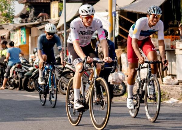 Aleix Espargaro ditemani beberapa warga lokal Bali yang memiliki hobi bersepeda. (Foto: Instagram @aleixespargaro)