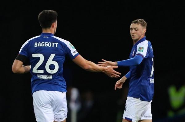 Elkan Baggott Elkan Baggott (26) mencetak gol perdananya untuk Ipswich Town saat menghadapi Fulham pada putaran keempat Piala Liga Inggris di Portman Road, Ipswich, Kamis (12/11/2023) dini hari WIB. (Foto: Instagram @ipswichtown)