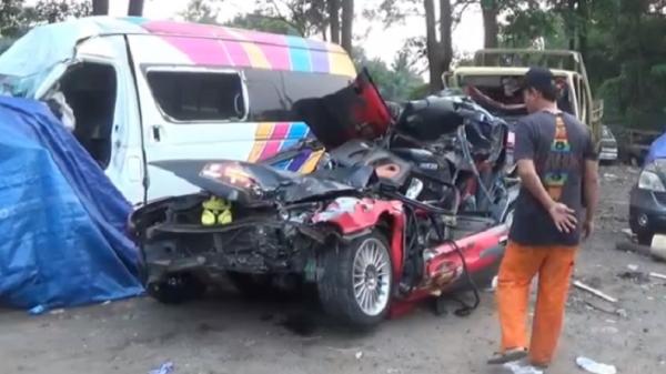 Kecelakaan Di Tol Cipularang Hari Ini, Mitsubishi Lancer Tabrak Bagian ...