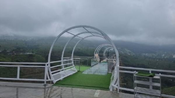 Jembatan Kaca Kemuning Sky Hills di kawasan perkebunan teh Ngargoyoso, Kabupaten Karanganyar, Jawa Tengah. (Foto: Pemkab Karanganyar)