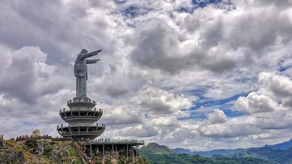 Jembatan kaca Buntu Burake yang terletak di Tana Toraja, Sulawesi Selatan. (Foto: Instagram)