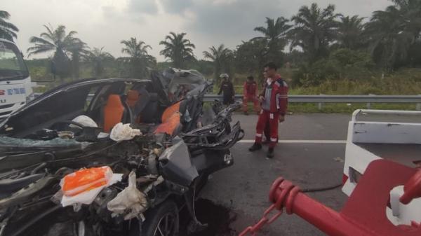 Kecelakaan Di Tol Pekanbaru Dumai Toyota Calya Tabrak Truk Tronton 2 Orang Tewas 7337