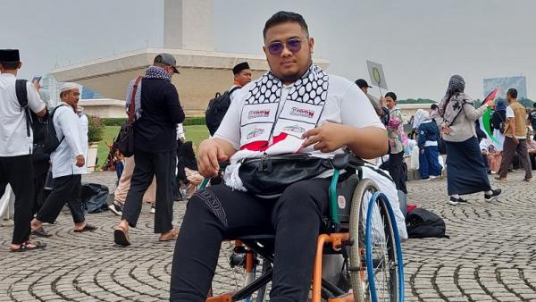 Kisah Abil, Semangat Ikut Aksi Bela Palestina di Monas meski Pakai Kursi Roda