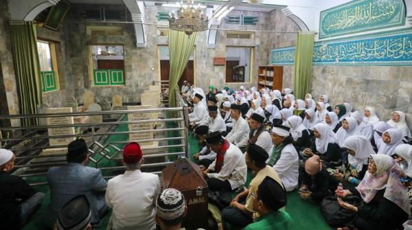 Relawan Ganjar-Mahfud Ajak Ribuan Kiai Ziarah Ke Makam Mbah Priok Dan ...