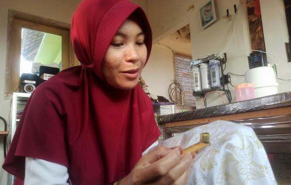 Susiani saat proses membatik. (ihya` ulumuddin).