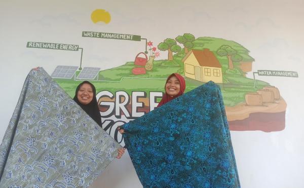 Susiani menunjukkan produk batik Sekar Tanjung. (ihya` ulumuddin).