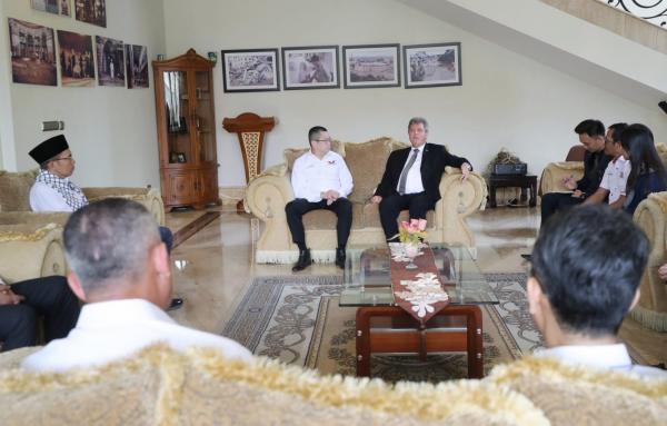 Ketua Umum Partai Perindo Hary Tanoesoedibjo (HT) menyerahkan bantuan untuk Palestina melalui Duta Besar Palestina untuk Indonesia Zuhair Alshun. 