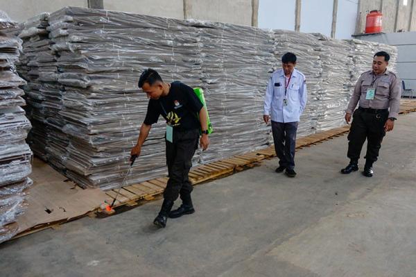 Gudang Logistik KPU Disemprot Cairan Anti Rayap dan Tikus