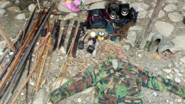 Aparat TNI Polri yang tergabung dalam Satgas Ops Damai Cartenz menyita sejumlah barang bukti dari dua markas Kelompok Kriminal Bersenjata (KKB). (Foto: Satgas Damai Cartenz).