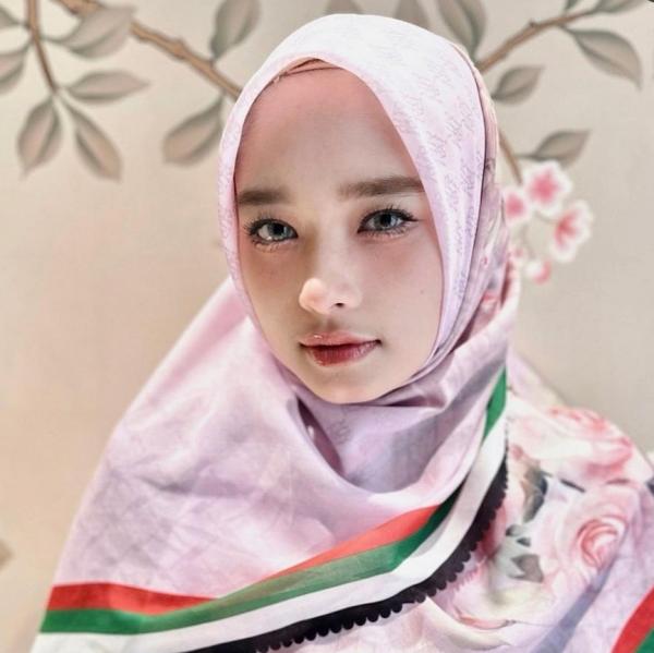Potret Inara Rusli pakai hijab bermotif bendera Palestina. 