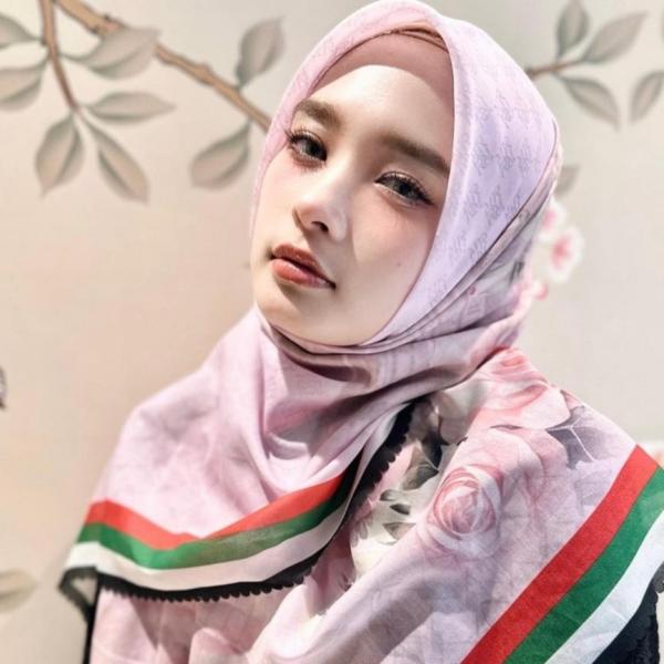 Potret Inara Rusli pakai hijab bermotif bendera Palestina. 