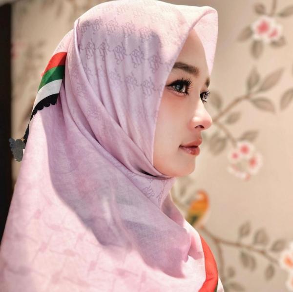Potret Inara Rusli pakai hijab bermotif bendera Palestina. 