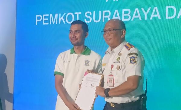 Kedishun Kota Surabaya Tunjung Iswandaru bersama Direktur PT Kalista Tammam Jannata seusai MoU. (ihya` ulumuddin).