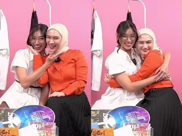 Pose kiyowo Shani dan Melody saat sesi Shopee Live Streaming Grand Launching JKT48 Official Store. (Foto: Shopee Live JKT48 Official Store/tangkapan layar)