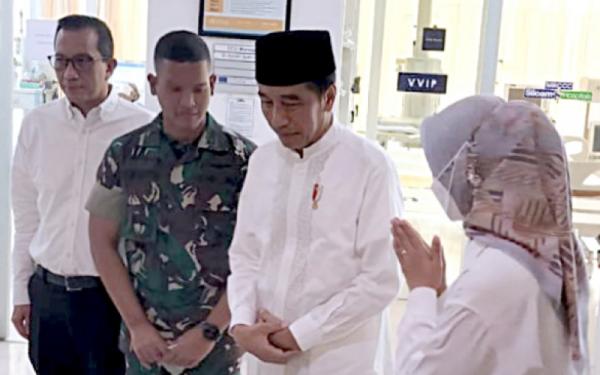 Presiden Jokowi Jenguk Doni Monardo: Semoga Lekas Pulih