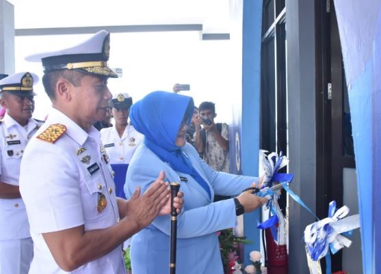 Pangkoarmada III Laksamana Muda TNI Rachmad Jayadi mendampingi istri saat meresmikan Pangkalan TNI Angkatan Laut (Lanal) Nabire, Papua Tengah. (Foto: TNI AL)