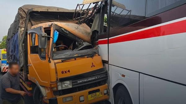 Kecelakaan Di Bandung Hari Ini, Truk Tabrak Belakang Bus Primajasa Di ...