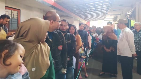 Emak Emak Di Cimahi Rela Antre Berjam Jam Demi Beras Gratis Jatah 10 Kg Per Orang 8008