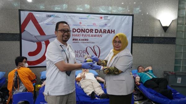 Donor darah dalam rangka memperingati Hari Pahlawan. (Foto: dok AP1)
