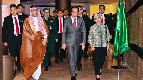 jokowi_di_riyadh_hadiri_ktt_luar_biasa_oki