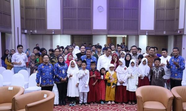 Mentan Amran bagi gaji dan tunjangannya kepada yatim piatu dan janda