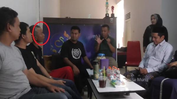 Enuh Nugraha (lingkaran merah) berbincang dengan teman-temannya dan Sukaryo Adi Putra, pemilik kanal YouTube @SinauHurip. (FOTO: istimewa/Yuutube @Cerita Muria)