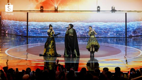 Ghe Salma Ziva TV Show Shopee 11.11 Big Sale Bagaikan menonton penampilan dari tiga diva penyanyi Indonesia, Ghea, Salma, dan Ziva melantunkan nada indah sambil membawakan lagu Seribu Tahun x Semata Karenamu. (Foto: ist)