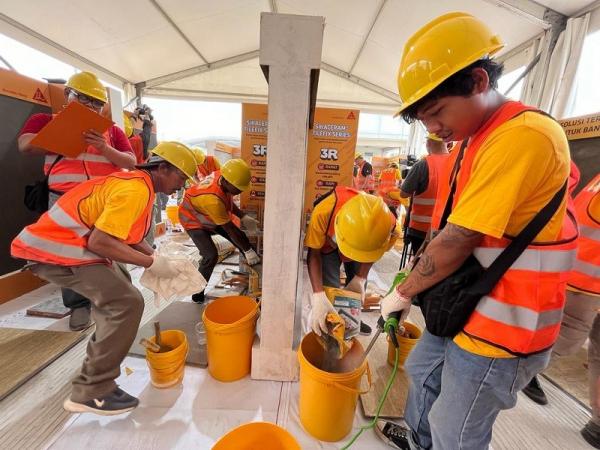 Tukang bangunan mengikuti Tiler Competition yang digelar Sika Indonesia. (Foto: istimewa)