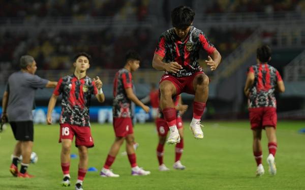 Timnas Indonesia Amar Brkic LOC Striker Timnas Indonesia U-17, Arkhan Kaka, dikepung dua pemain Panama U-17 pada Piala Dunia U-17 2023 di Stadion Gelora Bung Tomo, Surabaya, Senin (13/11/2023) malam. (Foto: doc. LOC WCU17/FAL)