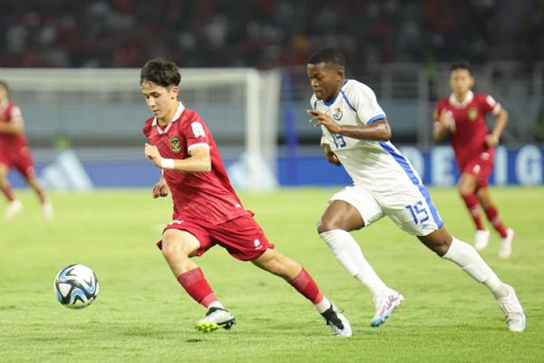 Pemain Timnas Indonesia U-17 Amar Brkic akhirnya debut di Piala Dunia U-17 2023. Ternyata Amar merasa kepanasan di laga itu. (foto: LOC Piala Dunia u-17)