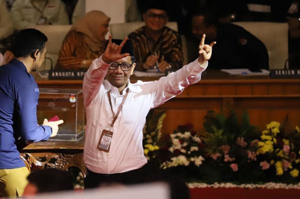 Ganjar Pranowo salam metal usai dapat nomor urut 3 (foto: MPI)