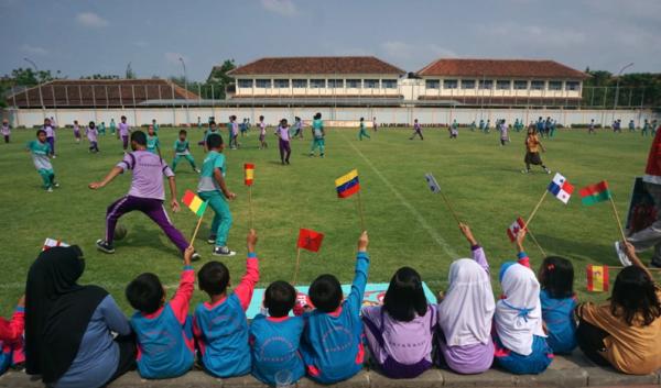 Demam Piala Dunia U Ratusan Siswa Sd Di Solo Main Sepak Bola Kolosal Tanpa Wasit