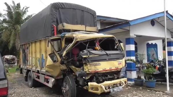 adu kuat avanza dan minibus prima jaya ringsek di jalinsum