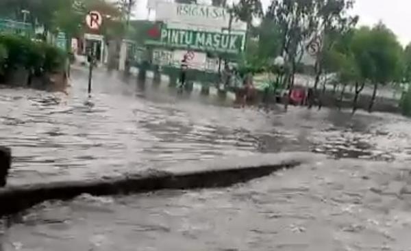 Kaligawe Dikepung Banjir, Jalur Pantura Semarang-Demak Macet