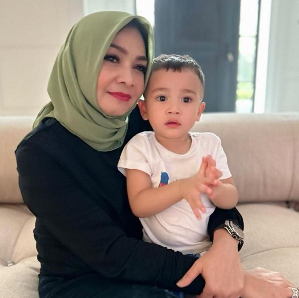 Artis masih cantik meski sudah jadi nenek.(foto: imstagram)