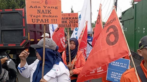 Buruh Kota Cimahi Long March Tuntut Upah 2024 Naik 15-25 Persen