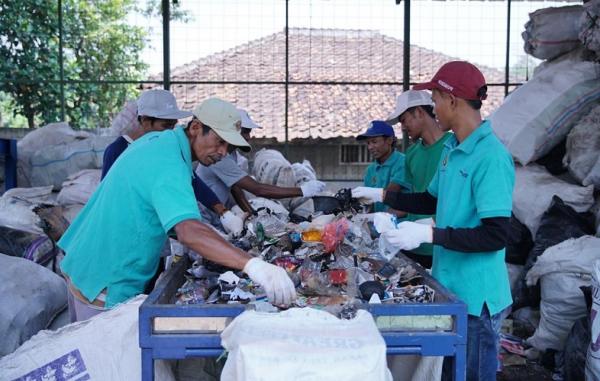 BRI Peduli dan Yayasan Bening Saguling Ajak Masyarakat Tepi Sungai Citarum Kelola Sampah