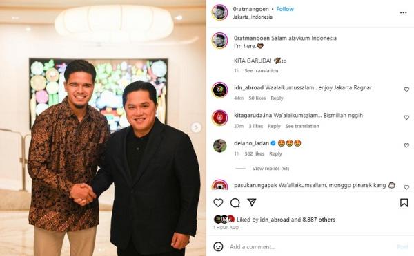 Ragnar Oratmangoen 2 Calon pemain naturalisasi Timnas Indonesia, Ragnar Oratmangoen (kiri) berjabat tangan dengan Ketua Umum PSSI Erick Thohir di Jakarta, Kamis (16/11/2023). (Foto: Instagram @oratmangoen)