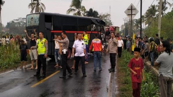 Sopir Truk Adu Banteng dengan Bus Brimob Polda Lampung Tewas di Rumah Sakit