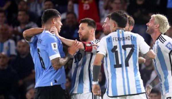 Argentina Dikalahkan Uruguay, Lionel Messi Ribut Sampai Cekik Lawan