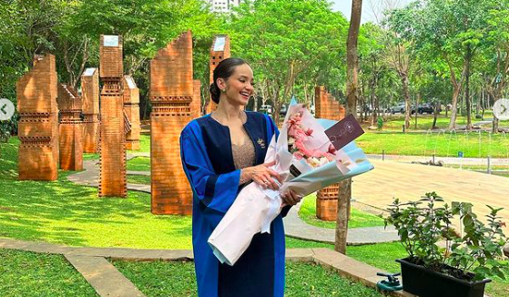 Enzy Storia bagikan potretnya merayakan wisuda usai lulus S1. (Foto: instagram)