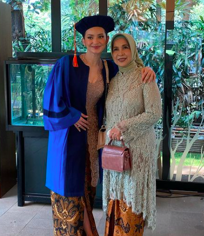 Enzy Storia bagikan potretnya merayakan wisuda usai lulus S1. (Foto: instagram)
