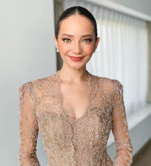 Enzy Storia bagikan potretnya merayakan wisuda usai lulus S1. (Foto: instagram)