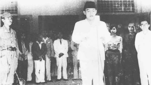 PEMBACAAN PROKLAMASI Pembacaan teks proklamasi kemerdekaan Indonesia oleh Soekarno. (FOTO: istimewa)
