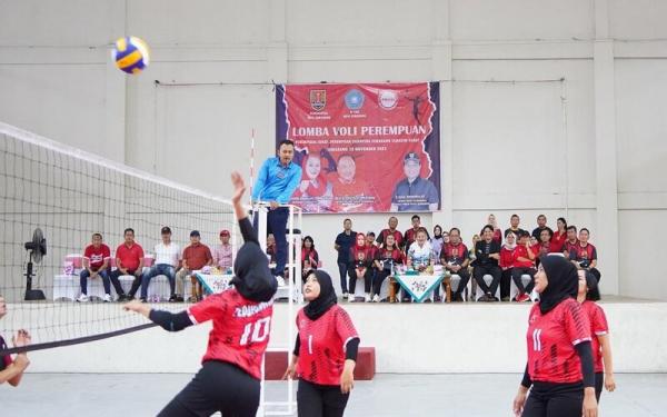 Pertandingan bola voli perempuan Kader PKK antarkecamatan se-Kota Semarang berlangsung meriah, Sabtu (18/11/2023). (Foto: dok Pemkot Semarang)