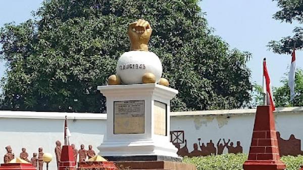 TUGU PEUREUP Monumen Kebulatan Tekad dikenal oleh warga Karawang sebagai Tugu Peureup. (FOTO: istimewa)