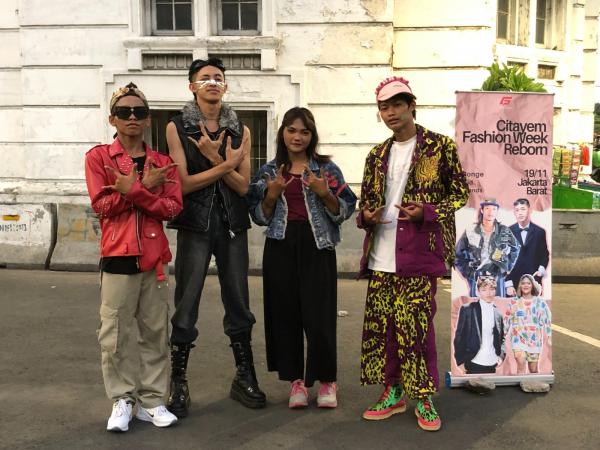 Unik! Bonge CS Pamer Tas Kreatif Berwajah Ganjar-Mahfud di Citayam Fashion Week Reborn