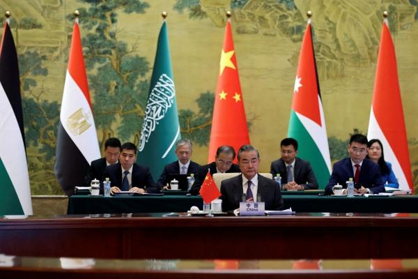 Menteri Luar Negeri China, Wang Yi, menghadiri pertemuan dengan delegasi Arab Saudi, Yordania, Mesir, Indonesia, Palestina, dan Organisasi Kerja Sama Islam (OKI) di Wisma Negara Diaoyutai di Beijing, China, 20 November 2023. (Foto: Reuters)